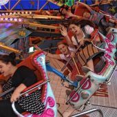 Eltern und Kinder kosten Familientag auf der Rosenheimer Wiesn aus