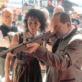 Aiwanger nimmt Maß auf der Landstrom-Wiesn