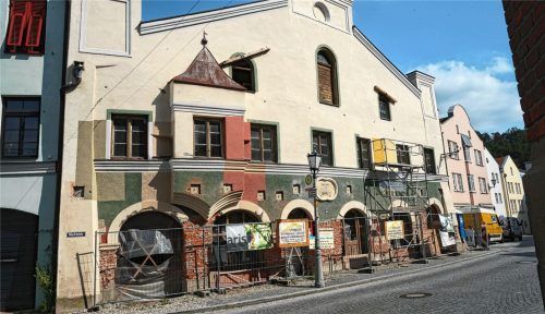 Die Sanierung des Wandinger-Hauses am Marktplatz in Kraiburg läuft. Die Maßnahme ist eine von zweien, für welche die Eigentümer einen Zuschuss aus dem Fassadenprogramm beantragt haben. Die Gemeinde verlängert das Programm um ein weiteres Jahr.Foto  Archiv Meling
