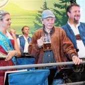 Senioren schunkeln im Walzertakt