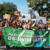 „Friday for Future“: Gut 200 Demonstranten gehen in Waldkraiburg für den Klimaschutz auf die Straße