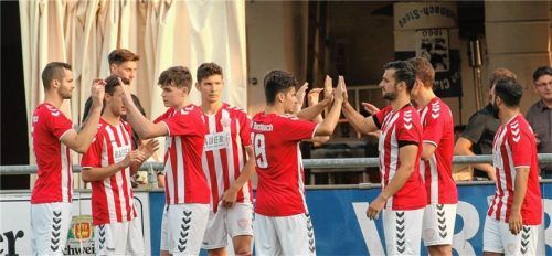 Abklatschen und möglichst drei Punkte in der SMR-Arena behalten heißt es für Buchbachs U23 heute gegen den ESV Freilassing. Foto  Buchholz