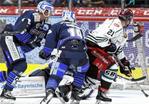 Alexander Höller erzielt mit diesem Rückhandschuss das 3:1 für Rosenheim. Foto rab