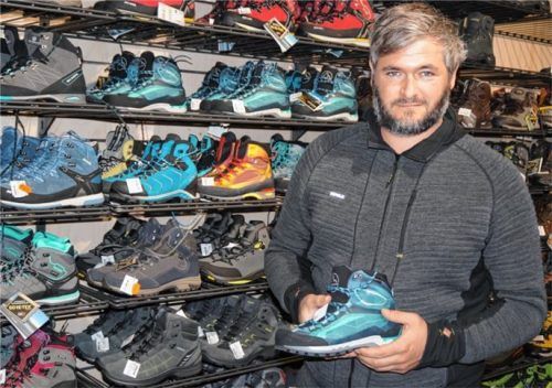 Alexander Schäftlmaier (links), Co-Geschäftsführer des gleichnamigen Sportartikelgeschäfts, kann sich vorstellen, dass ein externer Citymanager Impulse für eine gemeinsame Online-Verkaufsplattform setzen könnte. Josef Sahlstorfer (rechts) fürchtet, dass an den gewachsenen Problemen im stationären Einzelhandel insgesamt und speziell in Waldkraiburg auch ein externer Dienstleister nicht schnell etwas ändern könnte. Fotos  Grundner/Gurasch