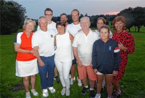 Alle Sieger der Clubmeisterschaft formierten sich zum Gruppenbild. Insgesamt wurden 70 Teilnehmer verzeichnet.Foto re