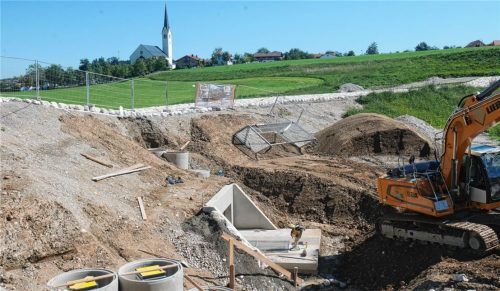 Alles für den Hochwasserschutz: Gewaltige Erdmassen bewegen auch relativ kleine Raupenbagger, um am Rothbach den Grobholzrechen in das Regenrückhaltebecken einzubauen.Foto  Kirchner