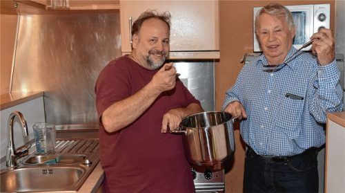 Alles nur gestellt: Noch können (von links ) Uli Lippert und Ferdl Walesch nicht aus vollen Töpfen naschen. Aber sie wollen dafür sorgen, dass Leben zurückkehrt in die Küche des AWO-Mehrgenerationenhauses.Foto Schlecker