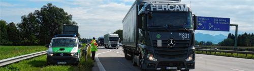 Allgemeine Verkehrskontrolle: Auf der A 8 winkt Polizeioberkommissar Reinhard Schmid die Brummis zur Kontrolle auf dem Parkplatz „Im Moos“ raus.Fotos  Gerlach