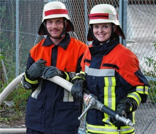 Als erste Frau der Umrathshauser Wehr erfüllte Elisabeth Krug, hier mit Johannes Noichl, die Anforderungen für das Leistungsabzeichen.Foto rehberg
