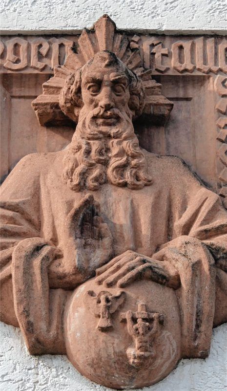 Als mächtiges Brustbild hat der Bildhauer Heinrich Salomoun Gottvater dargestellt, über dem Eingang zur Kirche in der Kastenau.Foto Frick