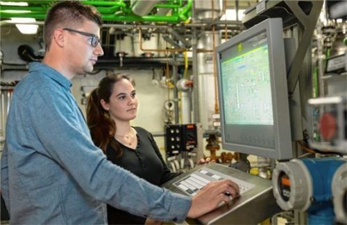 Am Campus Burghausen: Studierende lernen an chemisch-technischen Anlagen. Als spätere Chemtroniker sind sie begehrte Fachkräfte.Foto  re