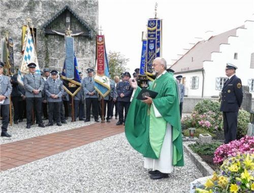 Am Kriegerdenkmal vor der Pfarrkirche in Pürten wurden der Toten gedacht und ein Kranz niedergelegt. Unter Musikbegleitung fielen drei Salutschüsse zu Ehren der Toten.