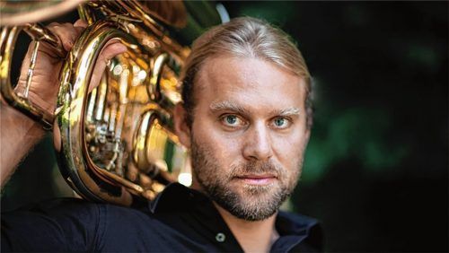 Andreas Martin Hofmeir, Ex-LaBrassBanda-Mitglied, gastiert in Prien mit eigenem Kabarettprogramm – und erinnert dabei an Polt und Valentin.Foto  Gerlach