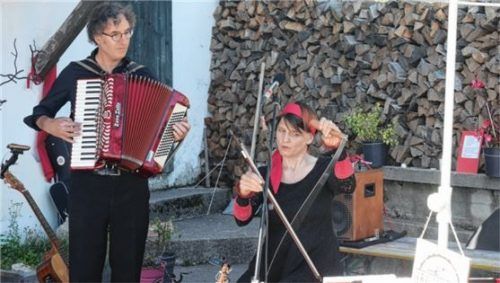 Auch die singende Säge kam zum Einsatz: Petra Küfner und Markus Wangler sind „Musique in Aspik“. Foto Kirchner
