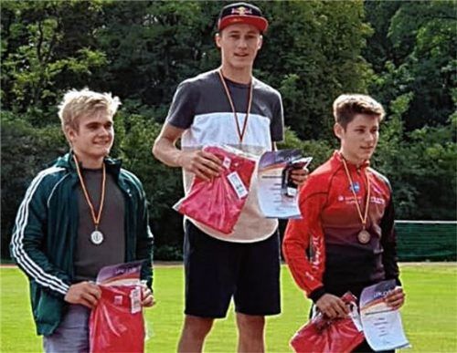 Auf dem Stockerl: Die Inzeller Felix Motschmann und Thomas Schmaus sowie Benjamin Derksen aus Chemnitz (von links).