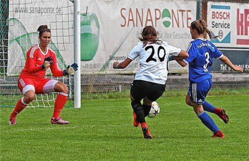 Augsburgs Angreiferin Emily Stockinger (Nummer 20) erzielt in dieser Szene das 2:0 für die Gäste.Foto Habermann