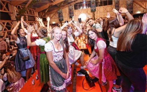 Ausgelassene Stimmung bis ultimo: Ginge es nach den vor allem jungen Leuten könnten die Ausschankzeiten durchaus verlängert werden.Foto Stuffer