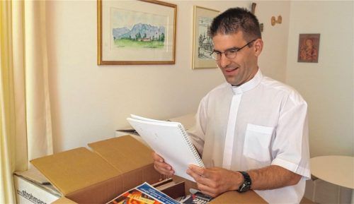 Aussortieren und einpacken ist derzeit die Hauptbeschäftigung von Pfarrer Martin Ringhof. Foto  Stettner