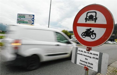 Ausweichverkehr will Tirol mit Fahrverboten verhindern. Und diese nun auf die Skisaison ausweiten. Foto dpa