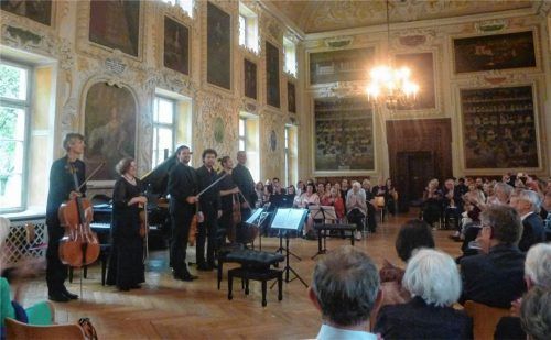 Begeisterter Applaus im voll besetzten Ahnensaal des Klosters Zangberg: Die Besucher hatten zuvor eine dreifache musikalische Sternstunde beim Akademiekonzert der Mühldorfer Sommerakademie erlebt.Fotos Gärtner