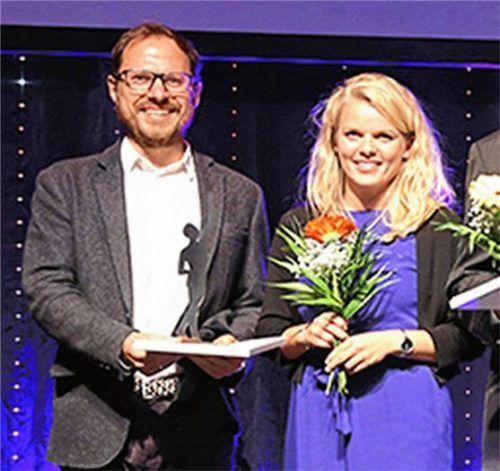 Bei der Auszeichnung „Großer Preis des Mittelstandes“ (von links): der kaufmännische Geschäftsführer Josef Stellner und Mitgesellschafterin und Gründertochter Stephanie Moßbacher.Foto re