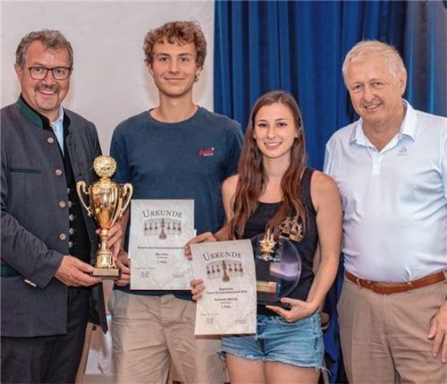Bei der Siegerehrung von links: Schirmherr MdL Klaus Stöttner, die bayerischen Meister Max Hess und Katharina Mehling und der bayerische Schachpräsident Peter Eberl.