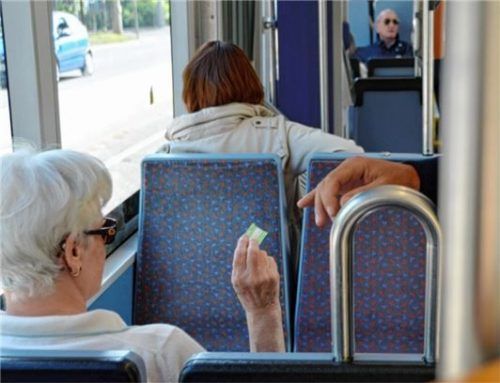 Bei einer Fahrkartenkontrolle hatte der Mann plötzlich den Busfahrer attackiert und verletzt. Foto dpa