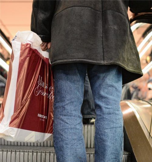 Bei Karstadt in Rosenheim hatte ein 57-jähriger Bosnier Waren im Wert von 24,35 Euro gestohlen und sich anschließend eine Verfolgungsjagd mit der Polizei geliefert. Foto dpa