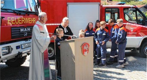 Bei strahlendem Sonnenschein wurde das neue Feuerwehrfahrzeug der Feuerwehr Flintsbach von den beiden Pfarrern Helmut Kraus (links) und Thomas Löffler (rechts) eingeweiht.Foto Steffenhagen