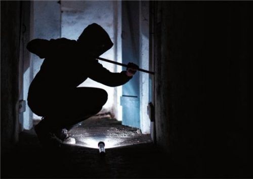 Beim ersten Versuch scheiterten bislang unbekannte Täter, in der nächsten Nacht kehrten sie zu einem Friseurgeschäft und einer Gaststätte in Kraiburg zurück. Insgesamt vier Einbrüche verzeichnete die Polizei Waldkraiburg am Wochenende.Foto  Silas Stein/dpa