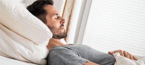 Beim Schlafen soll sich die Wirbelsäule regenerieren. Ein passendes Kissen hilft dabei.Foto dpa