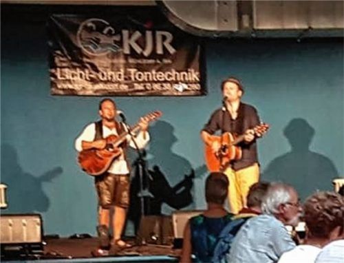 Berni Maisberger (links) und Hundling gaben auf der Bühne in der Schenkerhalle ihr Bestes. Weil es ihnen selbst so gut gefallen hat, soll es eine Wiederholung geben. Foto Fischer