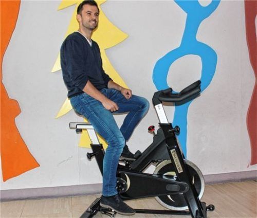 Bewegung ist Alexander Ruß wichtig. Daher hat der neue Rektor der Franz-Liszt-Mittelschule für die Schule zehn Trimm-Dich-Räder geordert.Foto  huckemayer