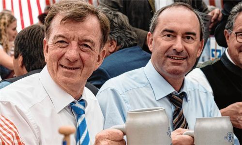 Bierzelte kennt Hubert Aiwanger (rechts) aus dem Effeff – oft genug tritt er dort im Wahlkampf auf. Bei seinem Besuch auf dem Herbstfest stieß er mit Hubert Kamml, Vorstandsvorsitzender der VR Bank Rosenheim-Chiemsee, an.
