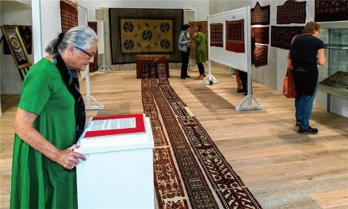 Blick in den Chorraum der Klosterkirche. An der Stirnseite der Lorentz-Chinateppich, der Anfang des 18. Jahrhunderts gewebt wurde. Foto Effner
