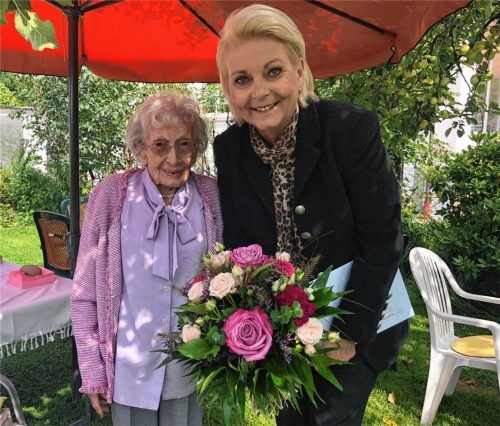 Blumen zum Festtag: Oberbürgermeisterin Gabriele Bauer gratuliert Anna Gerold, die eine von neun Bürgern der Stadt Rosenheim ist, die 100 Jahre und älter sind.Foto Heise