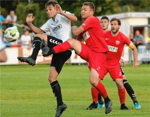 Buchbachs Thomas Leberfinger (rechts) klärt hier vor dem Burghauser Julien Richter.Fotos Buchholz