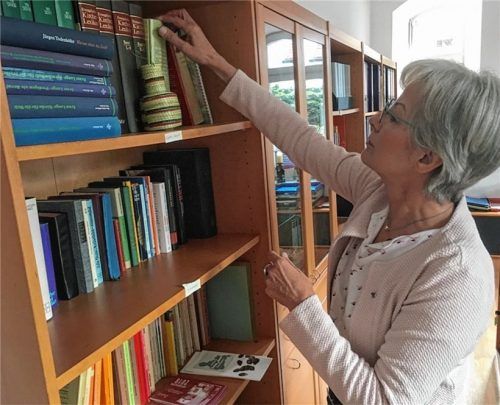 Bücher sind ihre Leidenschaft: Im Ruhestand hat Dekanin Hanna Wirth künftig mehr Zeit, sich dieser Passion zu widmen.Foto  maier