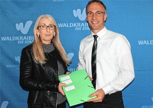 Im September hatte Irmy Pöschl-Moser an Bürgermeister Robert Pötzsch die Unterschriften für den Bürgerantrag übergeben. Jetzt hat der Stadtrat den Antrag abgelehnt, denn einen kompletten Verzicht auf eine Entwicklung im Industriegebiet wollte keiner. „Behutsam und bedarfsorientiert“ soll das Gebiet entwickelt werden. Foto  Lohmann