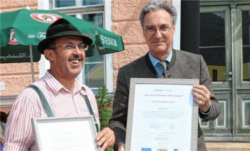 Bürgermeister Peter Solnar überreicht Geschäftsführer Sebastian Pertl beim großen Jubiläumsfest eine Verlängerung des Nutzungsvertrages bis zum Mai 2029.Fotos Rehberg