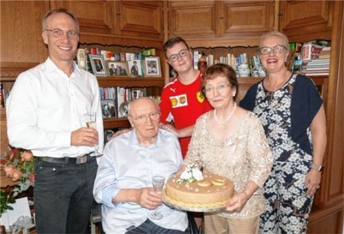 Bürgermeister Robert Pötzsch gratulierte dem Jubelpaar Marianne und Rudi Horn zur diamantenen Hochzeit, zusammen mit Enkel Liam und Tochter Renate.Foto  bachmaier