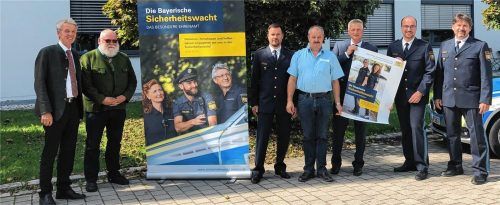 Bürgermeister und Polizei im Schulterschluss für das Projekt Sicherheitswachtverbund im Mangfalltal: Felix Schwaller (Bad Aibling), Hans Schaberl (Feldkirchen-Westerham), Leitender Kriminaldirektor Dr. Walter Buggisch, Peter Kloo (Kolbermoor), Richard Richter (Bruckmühl) sowie Polizeirat Mario Huber und Erster Polizeihauptkommissar Bernd Heller, bei dem die Fäden für die Sicherheitswacht zusammenlaufen (von links). Foto  Lagler