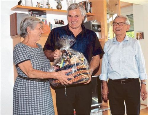 Burgi und Siegi Neubauer freuen sich über die Glückwünsche von Zweitem Bürgermeister Martin Schmid (Mitte) zu ihrer goldenen Hochzeit.Foto Reischl-Zehentbauer