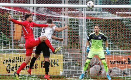 Chance für den dreifachen Torschützen Patrick Hasenhüttl (links), hier im Duell mit Georg Lenz. Hinten Sechziger-Keeper Alin Goia. Fotos  Fehrmann