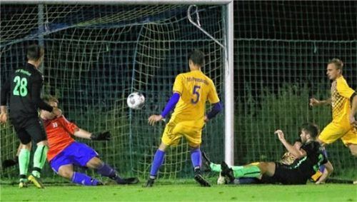 Chance für Siegsdorf durch Mauerkirchner (am Boden), aber der Ball landete nicht im Peterskirchner Tor. Foto  Weitz
