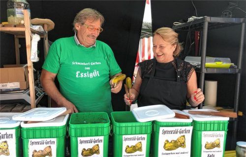 Chili, Knoblauch, Mango: Sepp Haag und seine Lebensgefährtin Lisa Luxi verkaufen auf dem Rosenheimer Herbstfest „Essiggurken mal anders“. Foto Heise/Schlecker