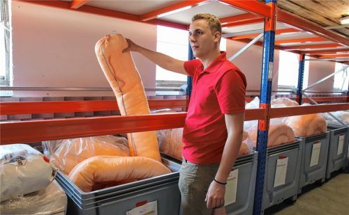 Christian Patsch kennt sich im K-Lager bestens aus, weiß genau, wie viele Ölschläuche (Bild), Einmaldecken, Spanngurte wo aufgeräumt sind. Fotos Krug