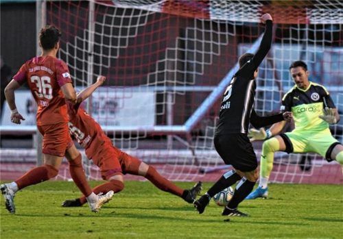 Da war Garching vorne: Valentin Micheli trifft zur Gäste-Führung ins lange Eck.Foto Ziegler