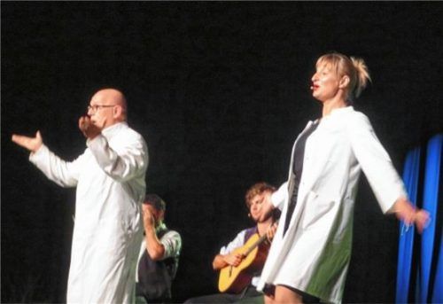 Das Ärzteehepaar Bruckmaier, dargestellt von Bianca Bachmann und Jürgen Kirner.Foto Rath
