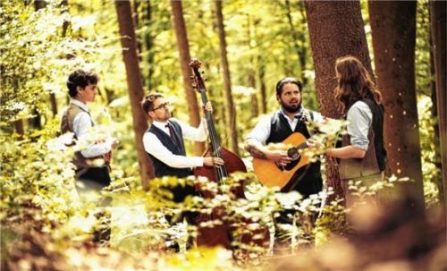 Das akustische Quartett „Johnny & the Yooahoos“ aus Mühldorf möchten dem Publikum zeigen, dass Folk und Country auch anders klingen können. Foto Ron Ronson